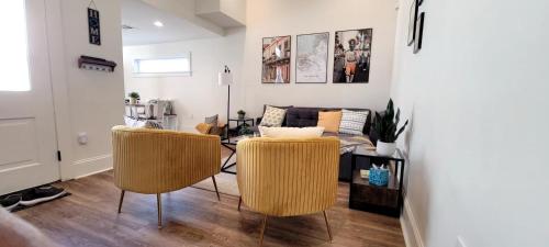a living room with two chairs and a couch at Entire Spacious Vacation Home - 1 mile to all Attractions in New Orleans