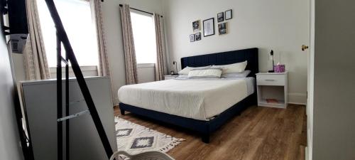 Una cama o camas en una habitación de Entire Spacious Vacation Home - Close to all City Attractions