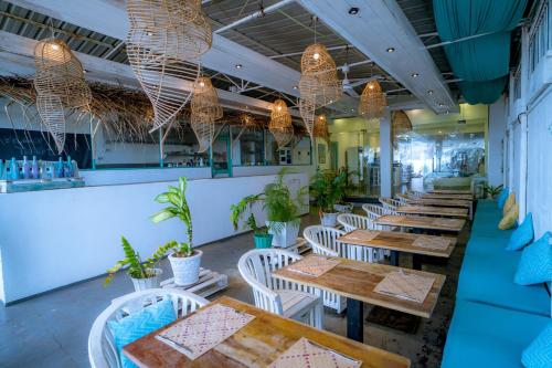 Reštaurácia alebo iné gastronomické zariadenie v ubytovaní Trinco Beach by DSK