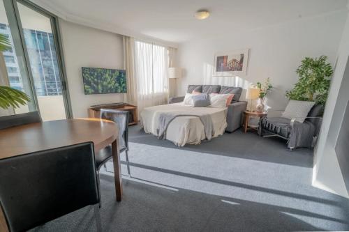 1 dormitorio con 1 cama, 1 mesa y 1 silla en CBD Central - 1BDR Apt - Sleeps 6 - Sebel 4 Star Resort en Brisbane