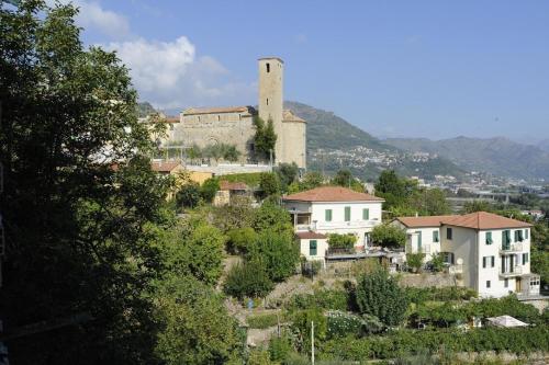 un pueblo con un castillo en la cima de una colina en Ferienwohnung für 7 Personen ca 100 qm in Ventimiglia, Italienische Riviera Italienische Westküste, en Ventimiglia