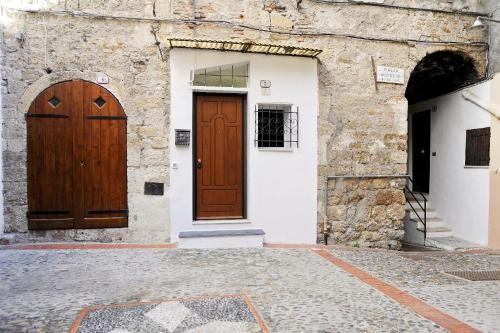 een gebouw met twee houten deuren erop bij Ferienwohnung für 7 Personen ca 100 qm in Ventimiglia, Italienische Riviera Italienische Westküste in Ventimiglia