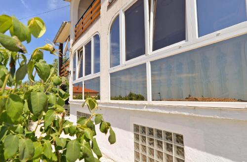 a window on the side of a white building at Ferienwohnung für 3 Personen ca 32 qm in Sijana, Istrien Istrische Riviera in Pula