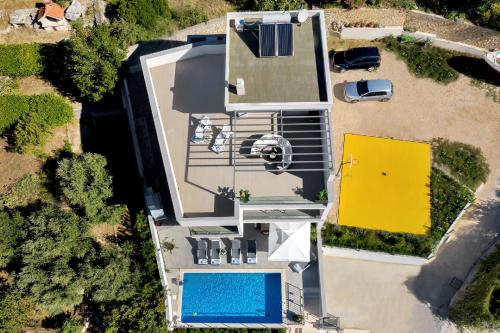 Cette chambre offre une vue sur une maison dotée d'une piscine. dans l'établissement Ferienhaus mit Privatpool für 8 Personen ca 340 qm in Makarska, Dalmatien Mitteldalmatien, à Makarska