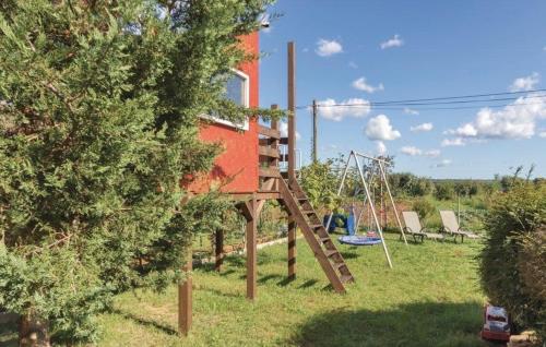 um parque infantil com uma escada e um baloiço em Ferienwohnung für 3 Personen ca 34 qm in Valbandon, Istrien Istrische Riviera em Valbandon