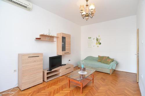 ein Wohnzimmer mit einem Sofa und einem TV in der Unterkunft Studio für 4 Personen ca 65 qm in Peroj, Istrien Istrische Riviera in Peroj