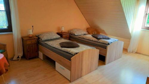 Postel nebo postele na pokoji v ubytování Ferienwohnung in Horben mit Großem Garten