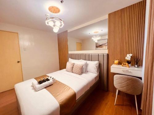 una stanza d'albergo con un letto e una sedia di Condo in Davao City Near Airport (Seamaster Staycation II) a Davao