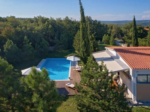 eine Luftansicht eines Hauses mit Pool in der Unterkunft Ferienhaus mit Privatpool für 6 Personen ca 160 m in Rogocana, Istrien Bucht von Raša in Raša