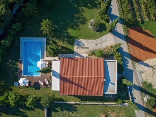 einen Blick über ein Haus mit rotem Dach und Pool in der Unterkunft Ferienhaus mit Privatpool für 6 Personen ca 160 m in Rogocana, Istrien Bucht von Raša in Raša