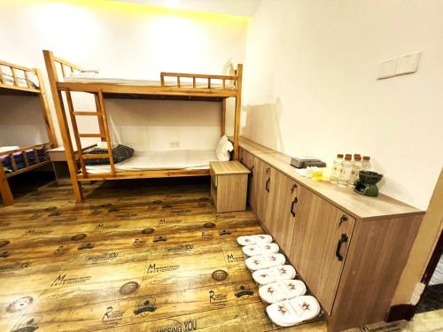 Zimmer mit Etagenbett und Holzboden in der Unterkunft Fusion Hotel in Sihanoukville