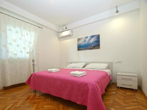 Dormitorio blanco con cama con manta rosa en Ferienwohnung für 4 Personen ca 50 qm in Banjole, Istrien Istrische Riviera - b55089 en Banjole