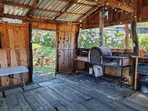 Chalets Vistas del Poas في هيريديا: اطلالة خارجية على كابينة خشبية مع فرن