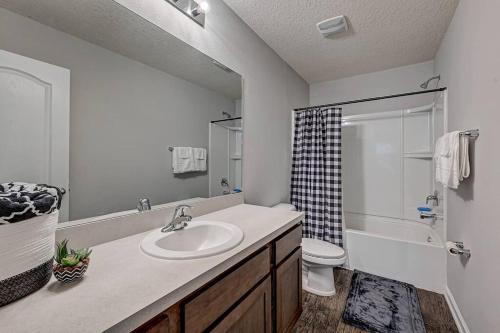 uma casa de banho com um lavatório, um WC e um chuveiro em Get Close to the Action! em Jacksonville