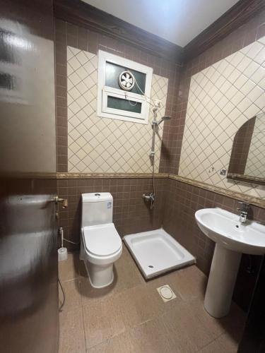 uma casa de banho com um WC e um lavatório em Lama em Riyadh