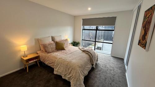 Ліжко або ліжка в номері CBD Luxury 2 Bedroom Retreat
