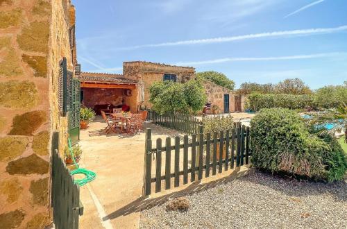 ein Steinhaus mit einem Zaun und einer Terrasse in der Unterkunft Ferienhaus mit Privatpool für 6 Personen ca 110 m in Campos, Mallorca Südküste von Mallorca in Campos