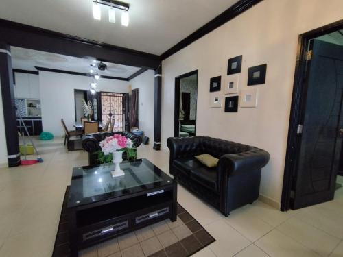Χώρος καθιστικού στο Riverview Pelangi Kota Bharu B2312