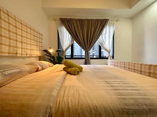 una camera da letto con un grande letto e una finestra di Harmony Haven Retreat Suite a Petaling Jaya