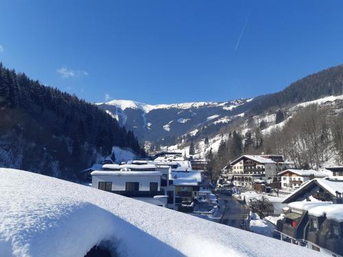 a view of a town with snow covered buildings and mountains at Ferienwohnung für 8 Personen ca 150 qm in Zell am See, Salzburger Land Zeller See in Zell am See