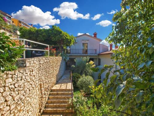a stone wall and stairs in front of a house at Ferienwohnung für 5 Personen ca 60 qm in Rabac, Istrien Bucht von Rabac in Rabac