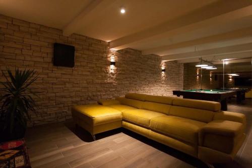 ein Wohnzimmer mit einer Couch und einem Billardtisch in der Unterkunft Ferienwohnung für 5 Personen ca 90 m in Crikvenica, Kvarner Bucht Crikvenica und Umgebung - a79954 in Crikvenica