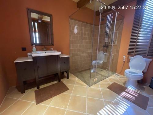 W łazience znajduje się toaleta, umywalka i prysznic. w obiekcie Toscana Villa Khao Yai w mieście Pak Chong
