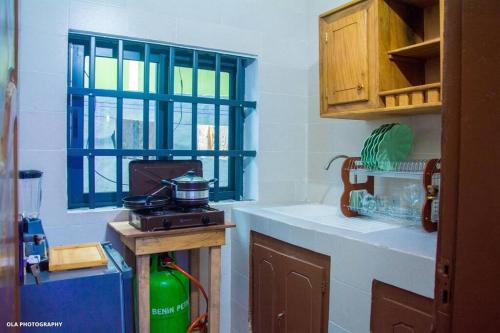 cocina con fogones y ventana en One bedroom oluwa-sheyi-apartment, en Cotonou