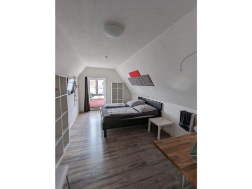 Sala de estar con cama y mesa en Brombachsee Modern retreat en Pleinfeld