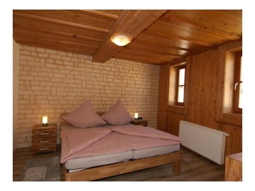 ein Schlafzimmer mit einem Bett mit zwei Leuchten in der Unterkunft Townhouse Modern Retreat in Mellrichstadt