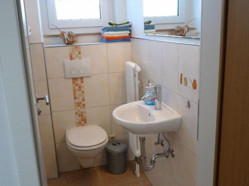 een kleine badkamer met een toilet en een wastafel bij Black Modern Retreat 