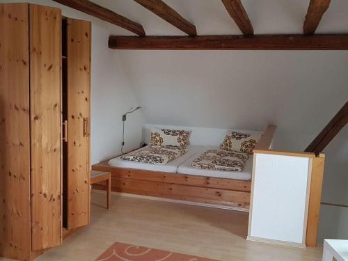 sypialnia z łóżkiem w rogu pokoju w obiekcie Pilsterhill Modern Retreat w mieście Oberleichtersbach