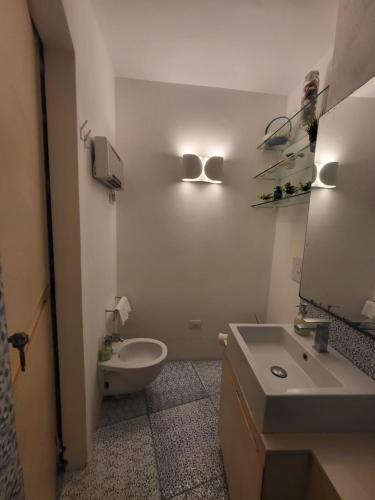 baño con lavabo, aseo y luz en Luxury Flat in Capri, en Capri