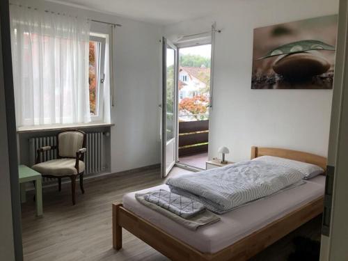 ein Schlafzimmer mit einem Bett in einem Zimmer mit einem Fenster in der Unterkunft Family Apartment Bavaria in Füssen