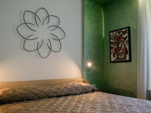 een slaapkamer met een bed met een bloem aan de muur bij The Sarzana Suite in Sarzana