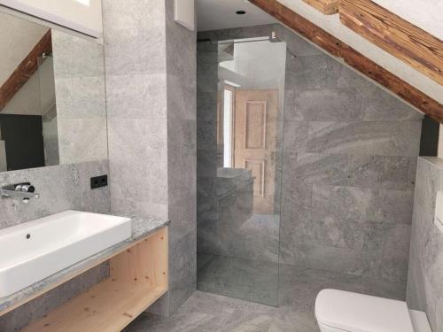 een badkamer met een wastafel en een toilet bij hoamisch Modern retreat in Malles Venosta