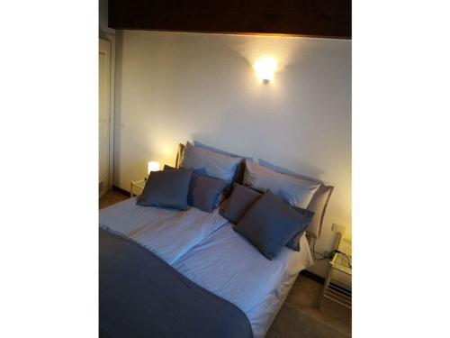 - une chambre avec un lit et des oreillers bleus dans l'établissement Lugana Residence We LAKE it, à Peschiera del Garda