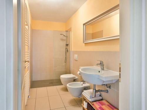 y baño con lavabo y aseo. en Moscato Modern Retreat, en Mombaruzzo