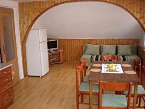 sala de estar con mesa y nevera en Ferienwohnung für 8 Personen ca 80 qm in Pernink, Böhmen Skizentrum Pernink, en Pernink