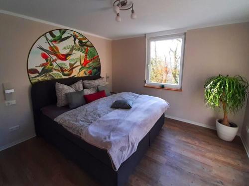 Un dormitorio con una cama grande y una ventana en under the district administrator's mountain, en Treffurt