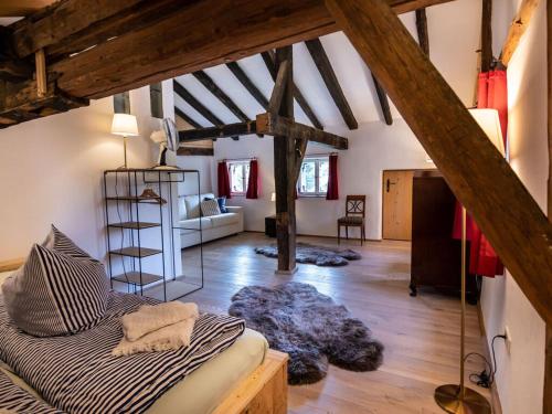 Habitación con cama y sala de estar con suelo de madera. en Fisherman's House Modern Retreat, en Dießen am Ammersee