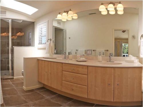 un bagno con un grande lavandino e un grande specchio di Villa Bayside Beach a Fort Myers Beach