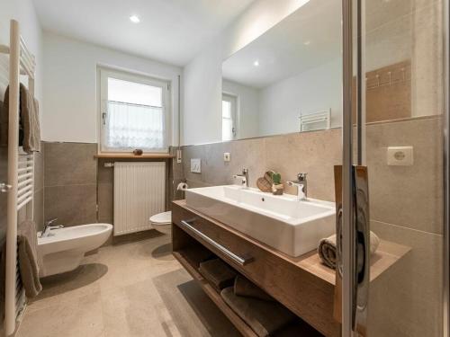 bagno con lavandino, vasca e servizi igienici di Eisackblick Modern retreat a Brixen
