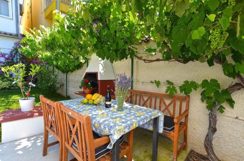 uma mesa com fruta debaixo de uma árvore em Ferienwohnung für 4 Personen ca 40 qm in Fažana-Surida, Istrien Istrische Riviera - b55462 em Valbandon