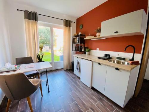 Photo de la galerie de l'établissement Studio d’hôtes avec piscine « Le Clos n°6 », à Cormicy