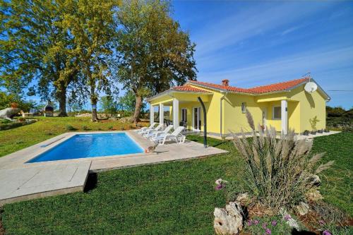 Bazén v ubytovaní Ferienhaus mit Privatpool für 6 Personen ca 100 qm in Divšići, Istrien Südküste von Istrien alebo v jeho blízkosti
