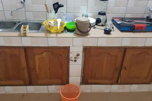 cocina con fregadero y encimera en Oluwa-Sheyi Apartment in Ketou, en Kétou
