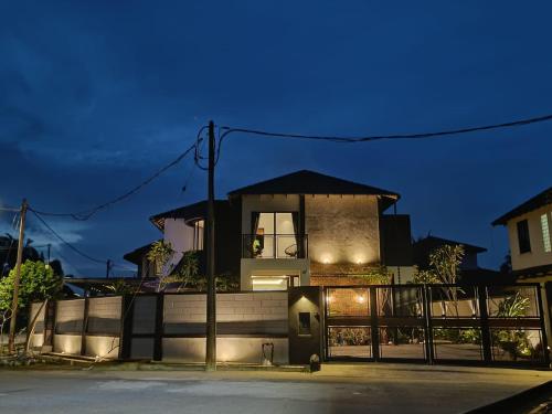 une maison avec un lampadaire devant dans l'établissement D'Cove Villa Private Pool Kuantan, à Kuantan