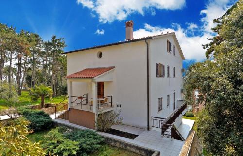 ein weißes Haus mit einer Treppe im Hof in der Unterkunft Studio für 2 Personen ca 25 qm in Rabac, Istrien Bucht von Rabac in Rabac