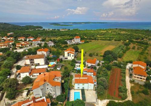 - une vue aérienne sur une ville avec des maisons et l'océan dans l'établissement Ferienwohnung für 6 Personen ca 71 qm in Pula-Fondole, Istrien Istrische Riviera, à Štinjan